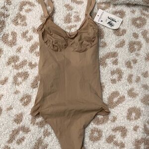 Skims NWT seamless body suit beige retails $70